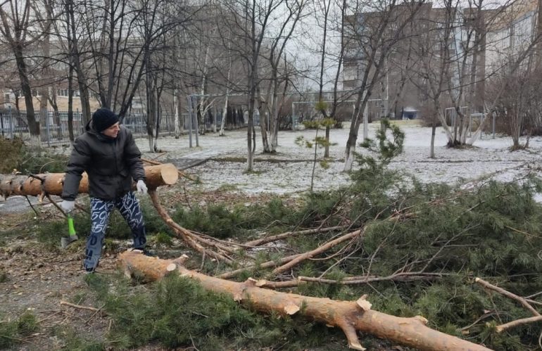 Волонтёры помогают восстановить Новокузнецк после урагана